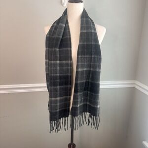 Lochmere 100% Cashmere Gray Plaid Scarf Fringe Quiet Luxury Classic Winter